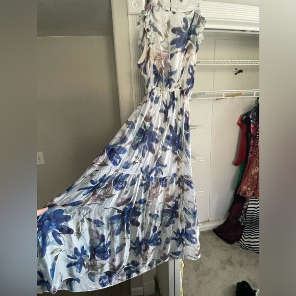 Ladies medium short sleeve long dress with built in slip. Fitted waist. - Picture 2 of 3